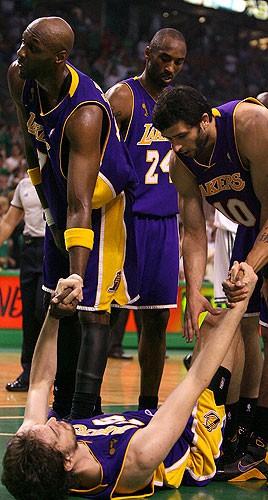 Pau Gasol en el suelo del Boston Garden con los Lakers