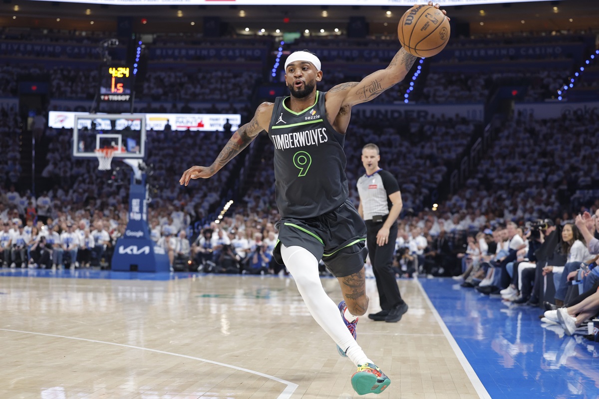 alexander walker f uhrt wolves zum sieg