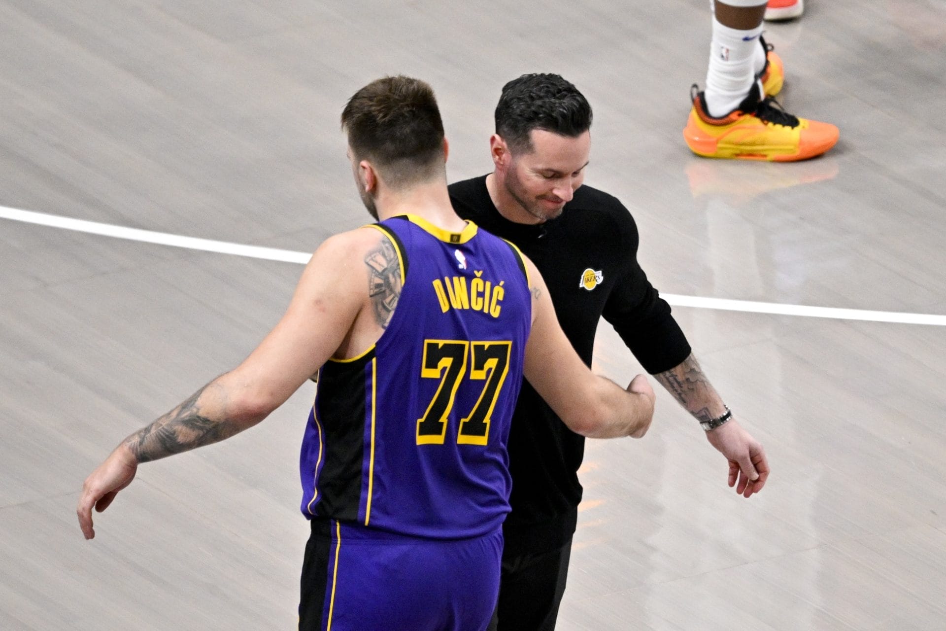 curry f uhrt warriors zum knappen sieg