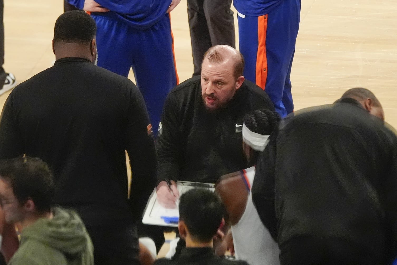 knicks drehen sp at auf und schocken den rivalen ausw arts