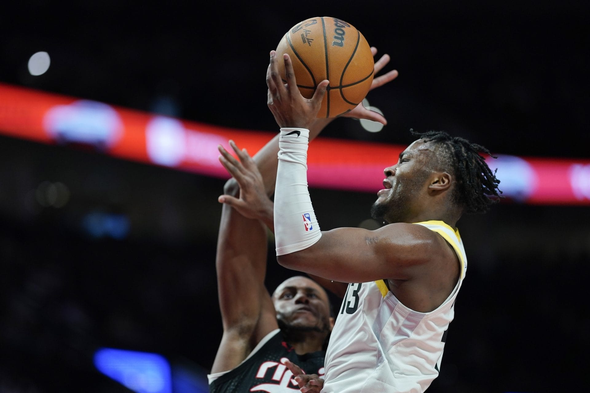 lakers bezwingen celtics im hitzigen duell