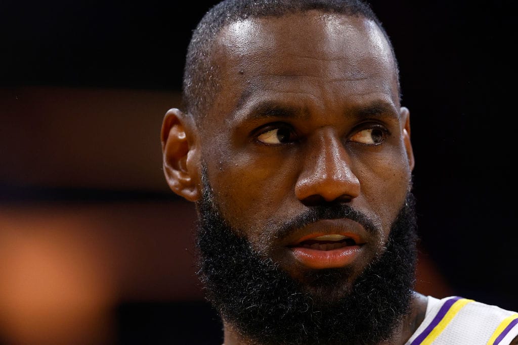 lakers bezwingen warriors in spannender verl angerung