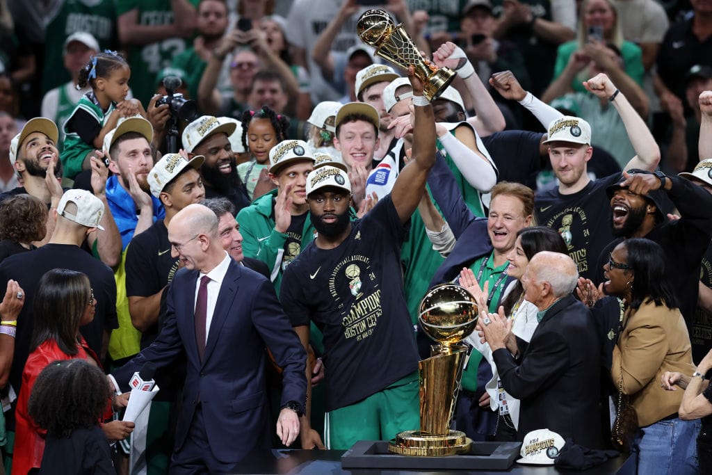 lakers feiern triumph gettyimages 2158043471 im rampenlicht