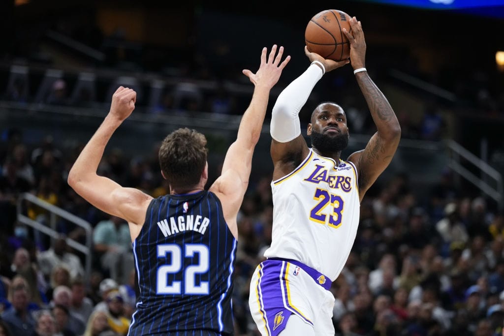 lakers st urmen an warriors vorbei im packenden finish