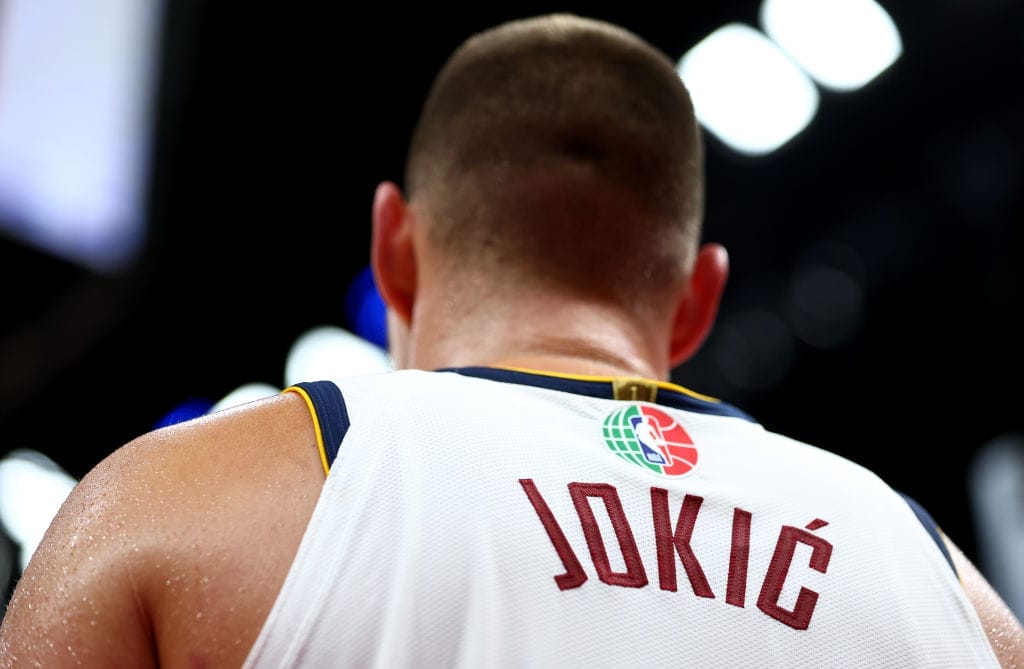 lebron gl anzt mit krachendem dunk