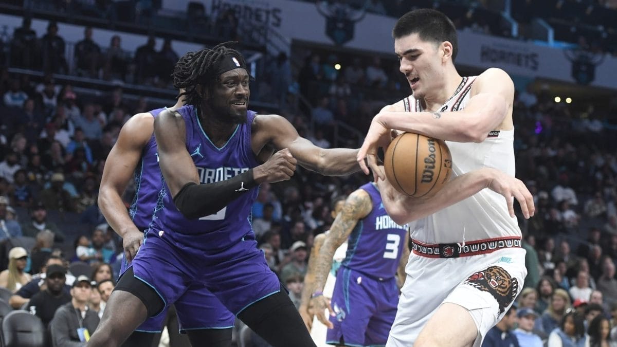 zach edey trifft mark williams im grizzlies hornets duell
