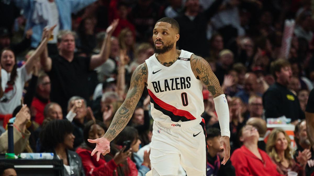 Damian Lillard feiert einen Korb vor den Fans in Portland.