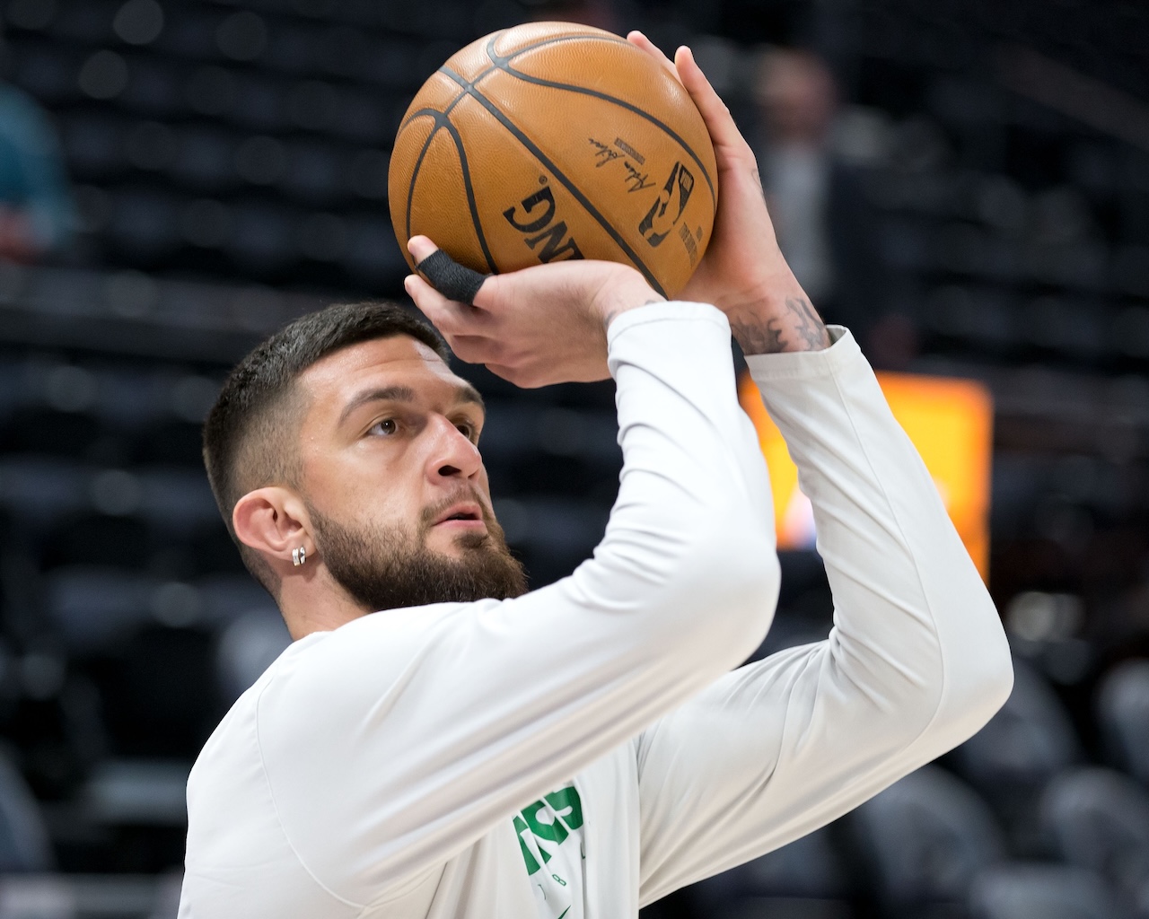 lebron leidt lakers naar cruciale thuiszege