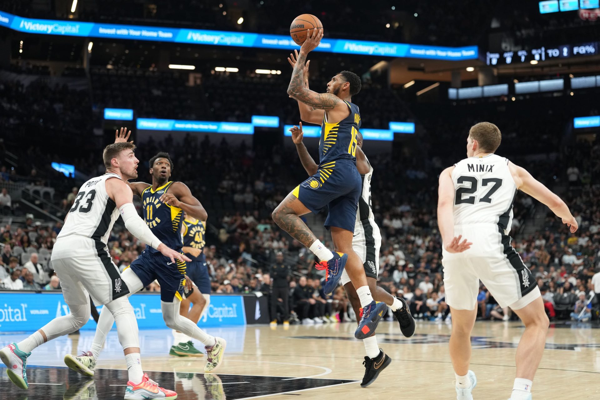 curry knalt late driepunters voor warriors comeback