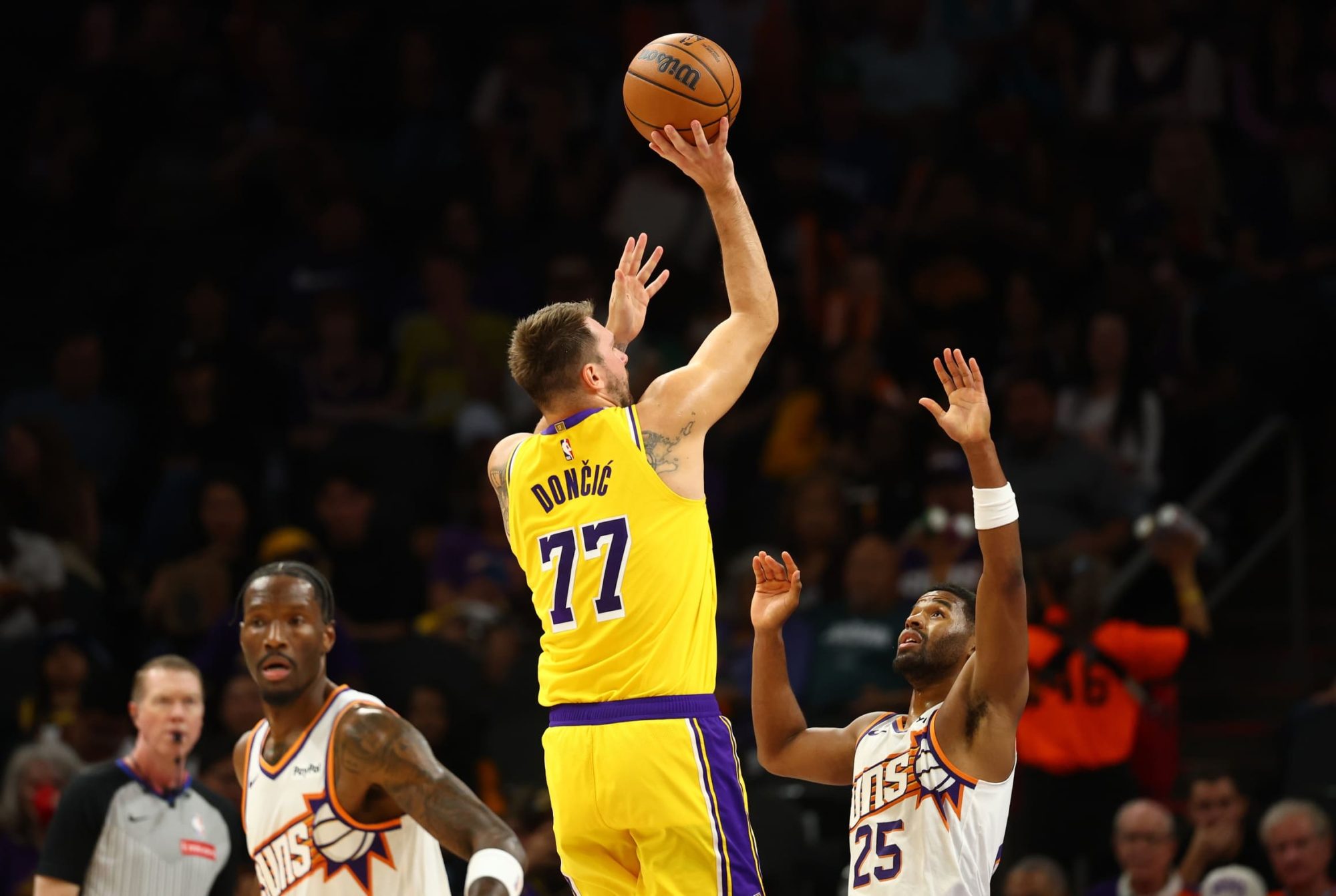 suns verslaan lakers nipt in puntrijk duel