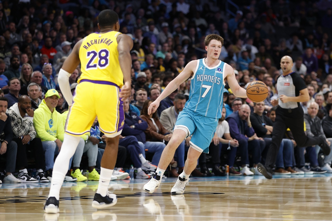 lebron stuwt lakers langs warriors in verlenging