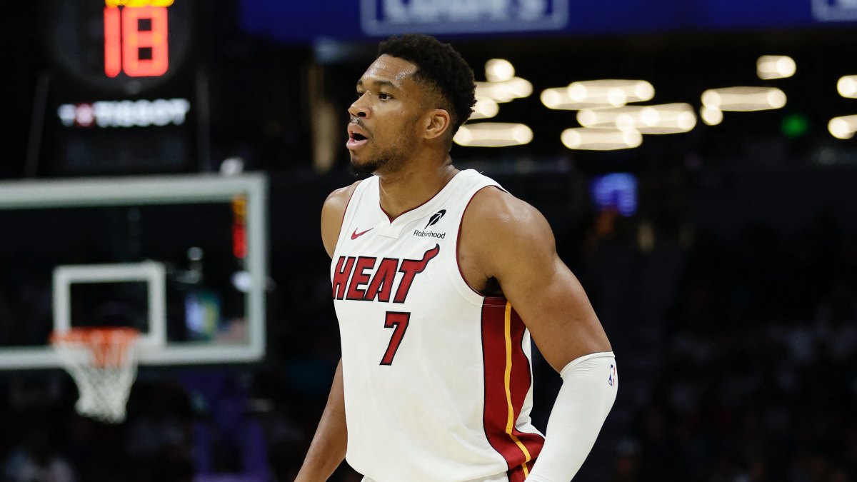 Giannis Antetokounmpo speelt een wedstrijd voor de Miami Heat.