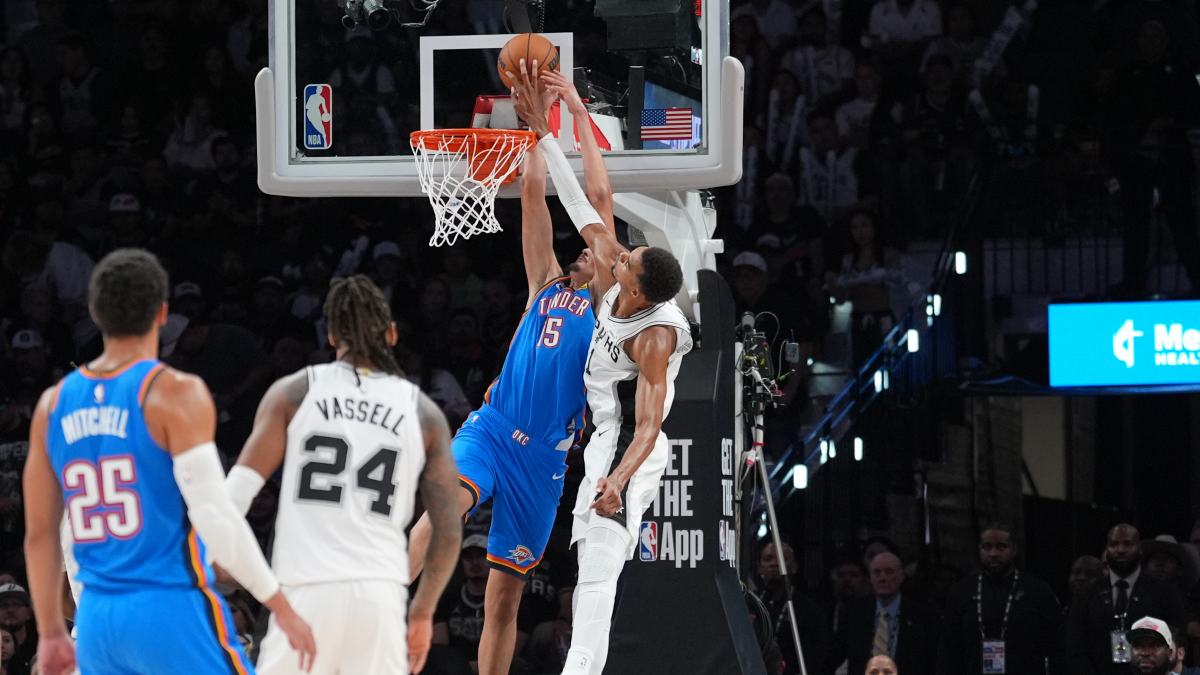 Aday Mara tijdens zijn NBA-debuut tegenover Victor Wembanyama.