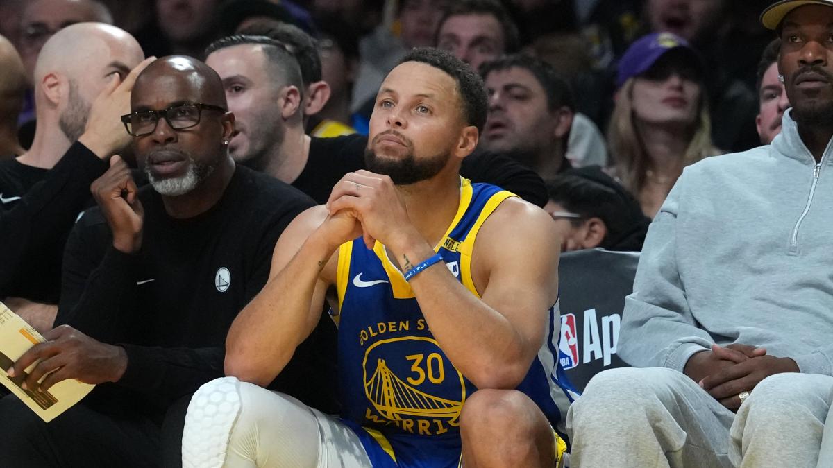 Stephen Curry, ernstig op de bank van de Warriors.