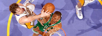 Pau Gasol tapona a Pj Brown de los Boston Celtics