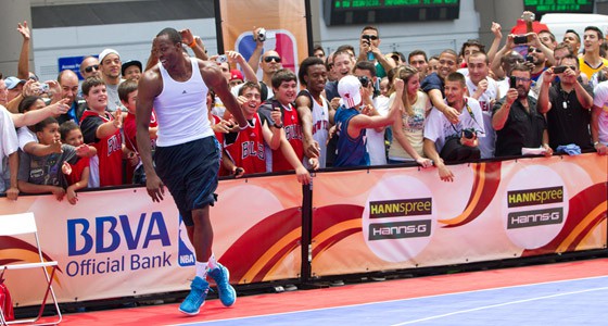 Dwight Howard participó en diversos juegos con los aficionados en Madrid