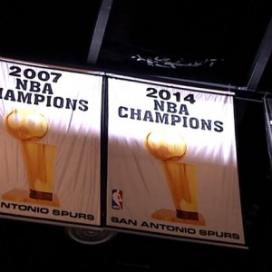 Los San Antonio Spurs recibieron sus anillos de campeones