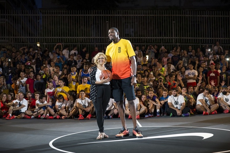 Kevin Durant y Manuela Carmena