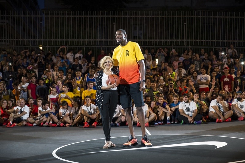 Kevin Durant y Manuela Carmena