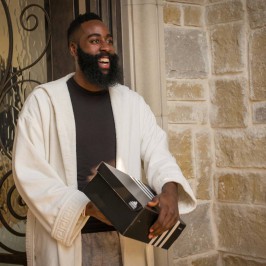 James Harden y el camión de zapatillas