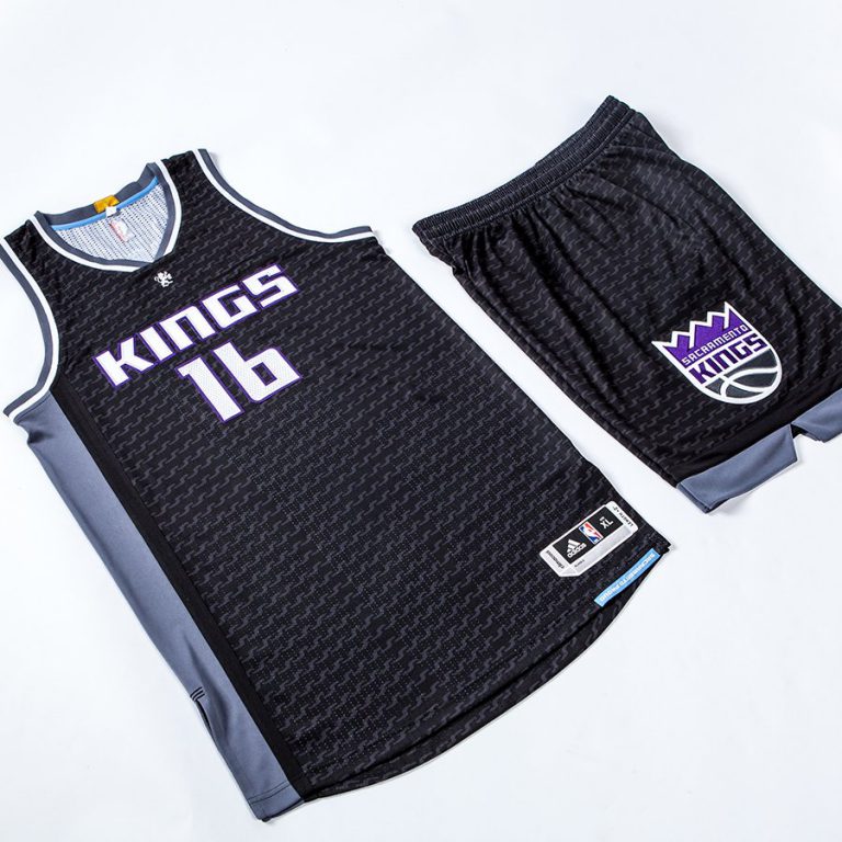 Los Kings se rinden a la publicidad en las camisetas