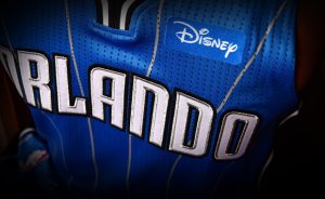 La publicidad en las camisetas de los equipos NBA.