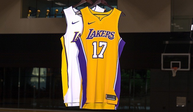 Los Lakers hasta tres nuevos uniformes