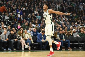 Giannis Antetokounmpo se lleva un duelo feroz con DeMar DeRozan