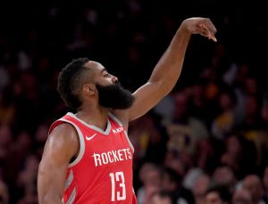 James Harden, 45 puntos, hace añicos a Boston