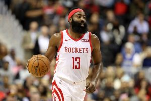 6 triples de Harden tumban a Chicago en la vuelta de Lauri Markkanen