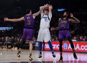Los Lakers remontan y ganan un partido clave ante Dallas