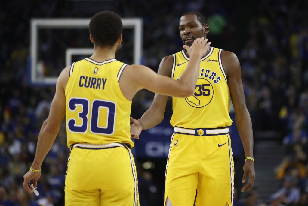Stephen Curry entra en el club de los 15.000 puntos y Durant adelanta a Larry Bird