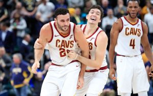 Un palmeo sobre la bocina de Larry Nance Jr. corta la racha de Indiana