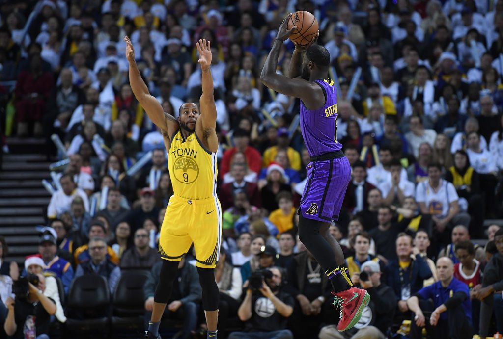 Los Lakers barren a los Warriors en las últimas Navidades en Oakland