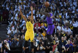 Los Lakers barren a los Warriors en las últimas Navidades en Oakland