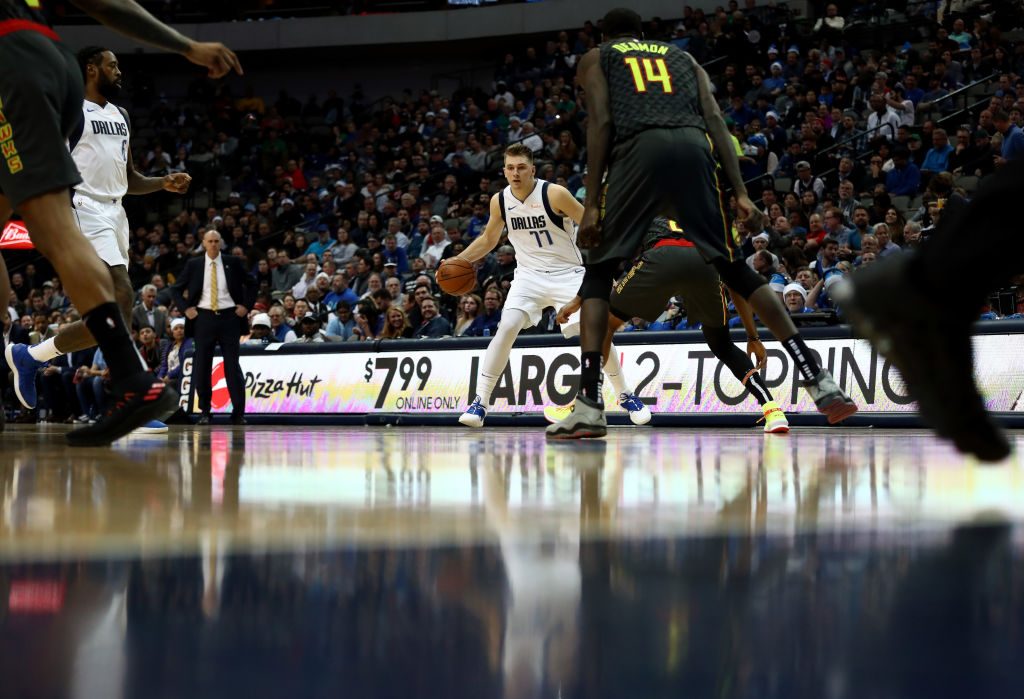Esta vez Doncic sí se lleva el duelo ante Young