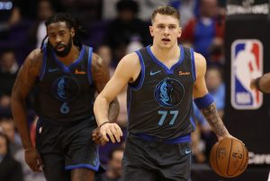 Luka Doncic roza su primer triple-doble en la NBA y Dallas corta su mala racha