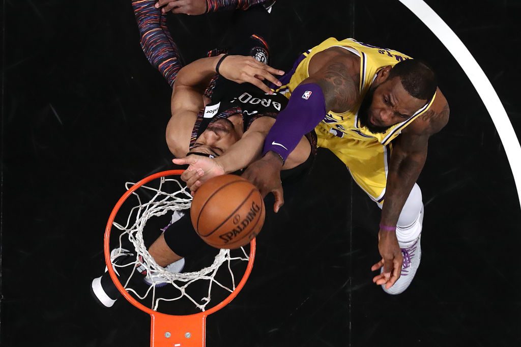 Jarrett Allen se convierte en uno de los pocos que ha taponado un mate a LeBron