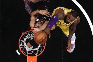 Jarrett Allen se convierte en uno de los pocos que ha taponado un mate a LeBron