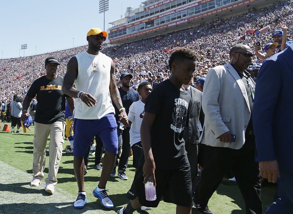 LeBron James critica a propietarios de la NFL por su mentalidad “esclavista”