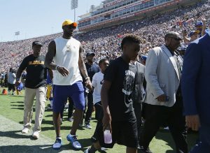 LeBron James critica a propietarios de la NFL por su mentalidad “esclavista”