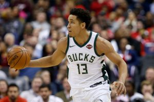 Los Bucks se mantienen en la zona noble tras ganar en Toronto