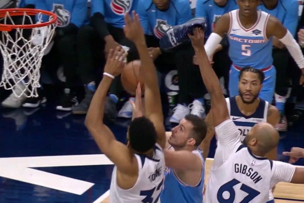 Taj Gibson intenta colocar un tapón… ¡con una zapatilla!