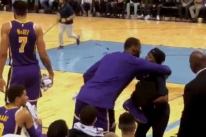 LeBron regala su par de zapatillas a una empleada de los Grizzlies