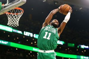 Problemas para Irving en la visita de Boston a San Antonio