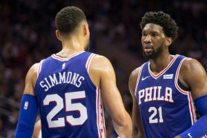 Embiid se enfada con Simmons tras un golpe fortuito