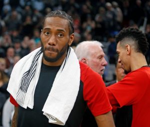 Gritos de "traidor" para Leonard en su regreso a San Antonio; DeRozan ilumina la victoria de los Spurs