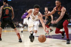 Los Lakers caen fuera de los puestos de playoffs