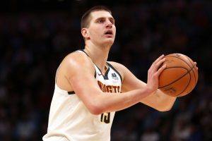 Triple-doble y canasta ganadora para Jokic en Miami