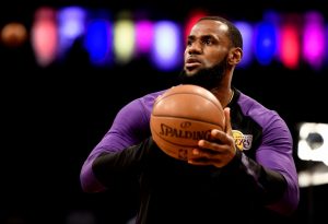 Aunque se queda fuera ante Phoenix, LeBron ya entrena con contacto